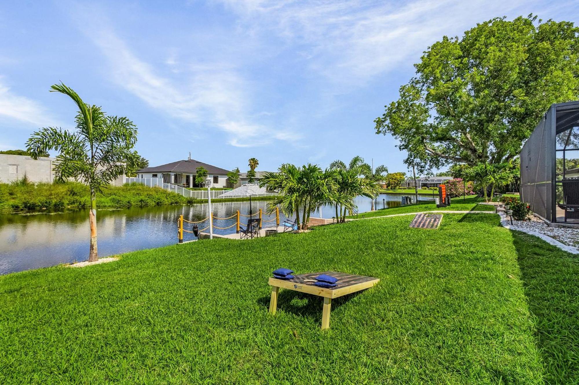 Cozy Retreat, Heated Pool, Water Canal, Bikes,3 Bedroom ケープコーラル エクステリア 写真
